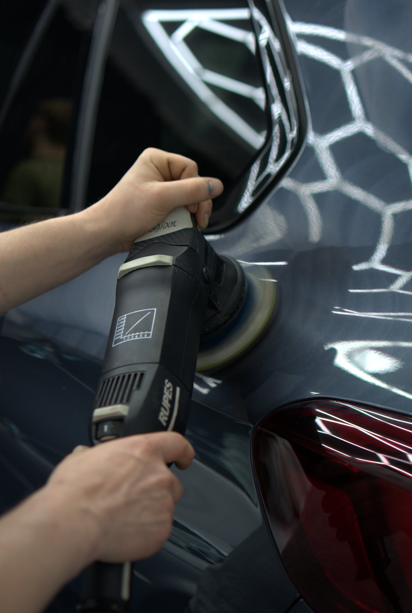 Polijstresultaat op autolak - voor en na vergelijking door Degen Car Detail