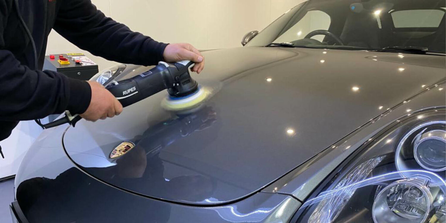 Voorzichtige lakcorrectie op een klassieke auto