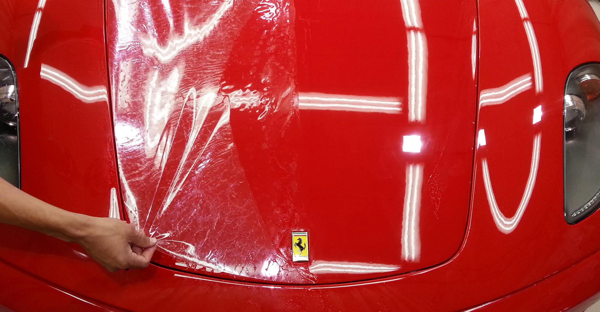 Paint Protection Film (PPF) aangebracht op autolak voor ultieme bescherming