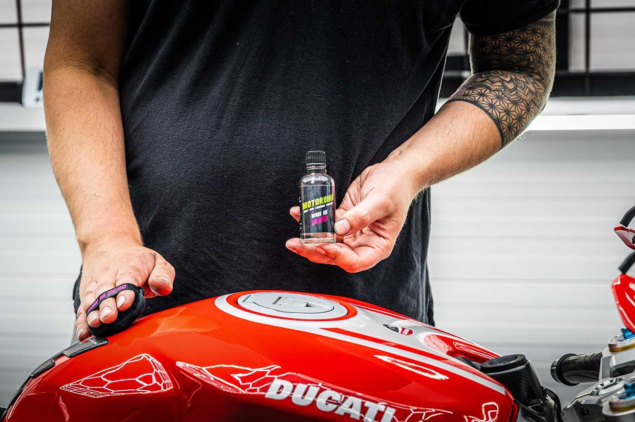 Keramische coating aanbrengen op motorfiets voor duurzame bescherming
