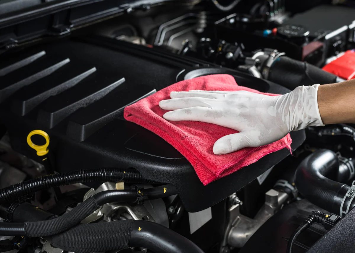 Motorruimte reiniging en detailing voor een schone motorruimte