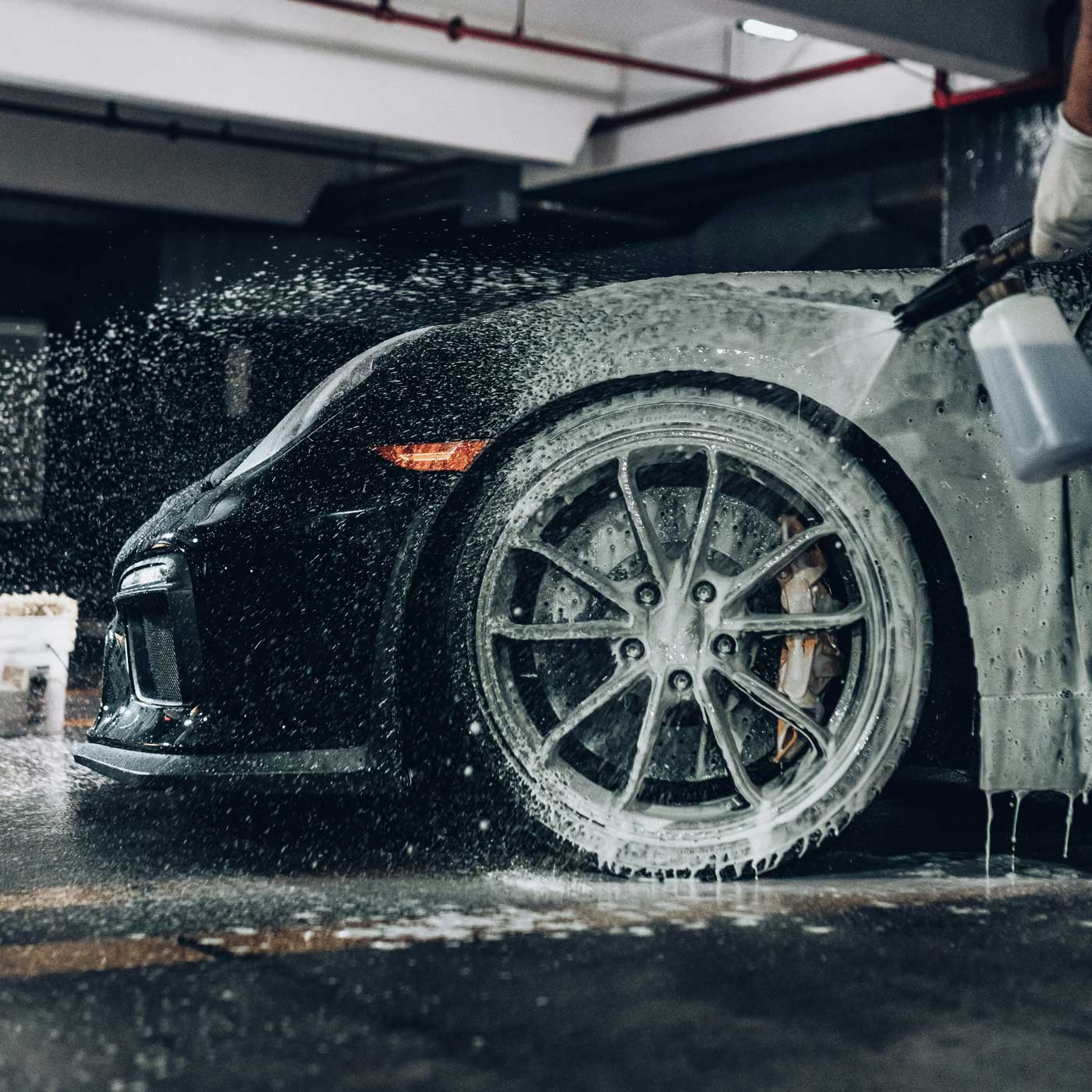 Auto wassen met pH-neutrale shampoo voor keramische coating onderhoud